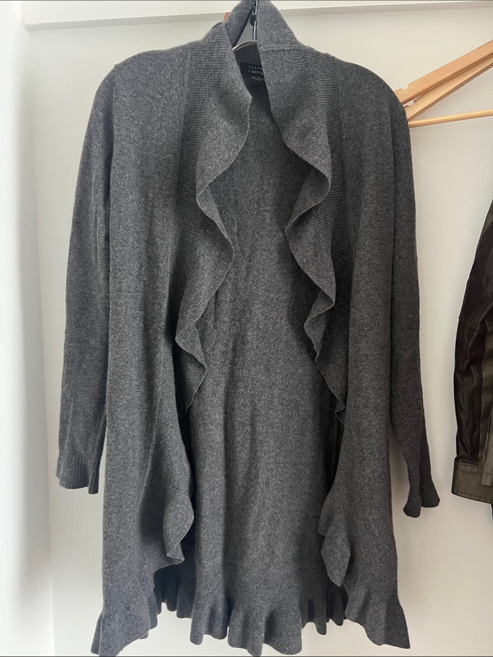 Bloomingdale’s cashmere sweater defect one seam as shown needs reatitching XS